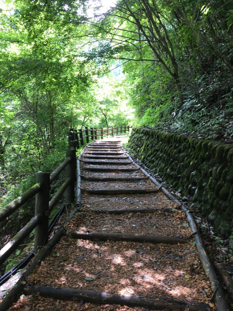 払沢の滝へ