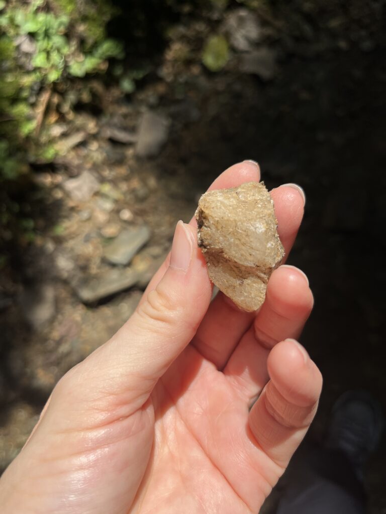 御岩神社境内の鉱物