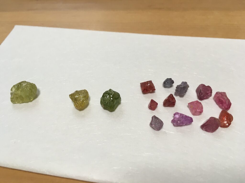 グランダイトガーネットとスピネル