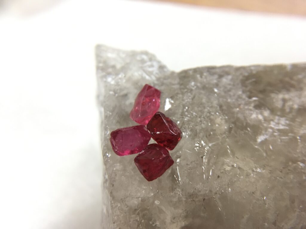 ビルマ（ミャンマー）モゴック産スピネル
